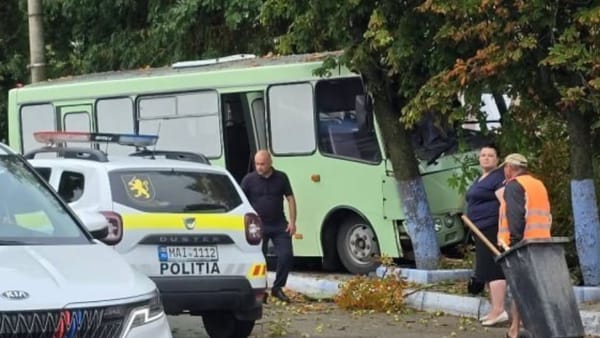 Un autobuz cu pasageri s-a izbit de un copac la Comrat. Șoferului i s-ar fi făcut rău la volan