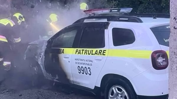 VIDEO/ O mașină a Poliției, incendiată la Comrat. Suspectul este cercetat în alte trei cauze penale