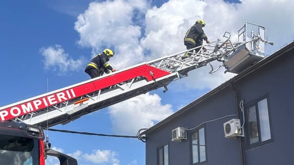 Incendiu la un depozit frigorific de pe strada Petricani din capitală. Flăcările au afectat acoperișul edificiului