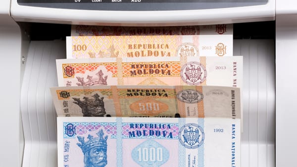 Cele mai mari 100 de pachete salariale din sectorul public din R. Moldova vor fi verificate. Mai multe plăți, suspendate