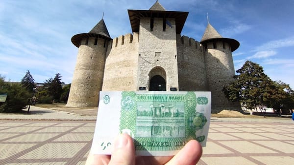 Leul moldovenesc pierde aproape șapte bani în raport cu dolarul american