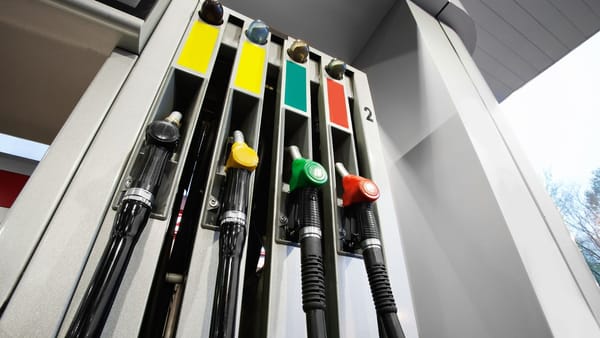 Scumpirile la pompă continuă. Benzina se apropie de 29 de lei, iar motorina de 28 de lei