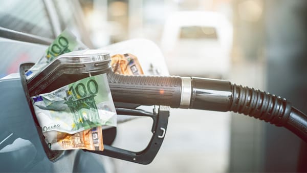 Un nou salt al prețurilor la pompă. Motorina se scumpește cu 42 de bani într-o singură zi