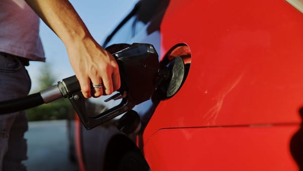Săptămâna începe cu scumpiri la carburanți. Motorina ajunge la 25 de lei pentru un litru
