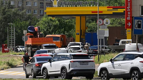 VIDEO/ Criza carburanților se adâncește în Rusia. Cazacii păzesc benzinăriile pentru a preveni conflictele
