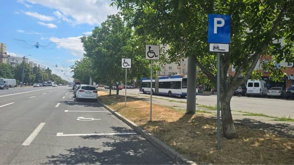 Parcare publică nouă pe strada Alba Iulia. Primăria a amenajat 35 de locuri la intrarea în Chișinău