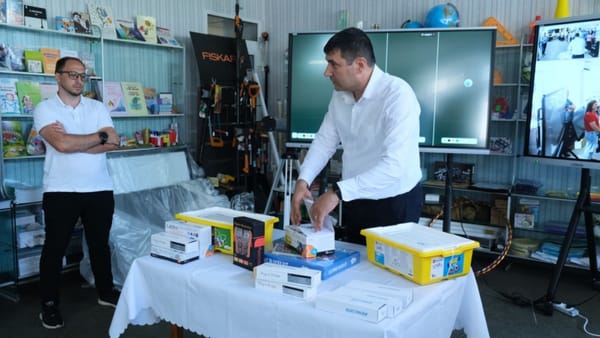 Științele nu vor mai fi învățate doar din manuale. Peste 100 de școli primesc roboți, microscoape și imprimante 3D