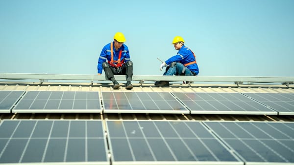 Mai puține acte pentru instalarea panourilor solare și a bateriilor. Parlamentul a simplificat procedurile