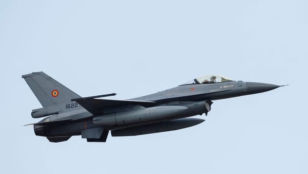 Prima dronă doborâtă deasupra României. Nicușor Dan: „Un pilot român de F-16 a doborât-o”