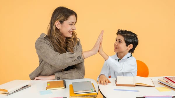Profesorii care predau în română în școlile alolingve vor avea, în premieră, propria categorie la „Pedagogul anului”