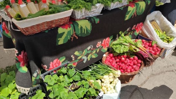 Weekend cu târguri în toate sectoarele capitalei. Oamenii pot cumpăra fructe, legume, produse locale și articole handmade
