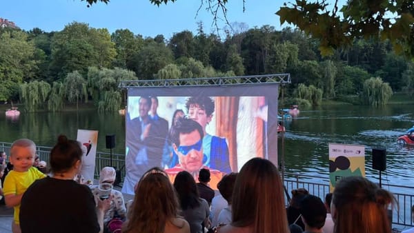 Cinema sub cerul liber, în serile de weekend. Festivalul de Film în Aer Liber ajunge în sectoarele capitalei