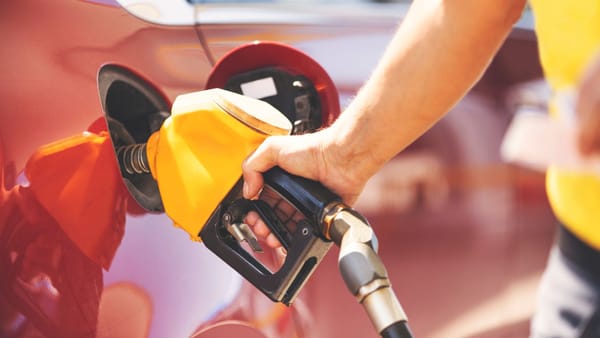 Scumpirile la pompă continuă. Mâine, motorina trece de 27 de lei pentru un litru