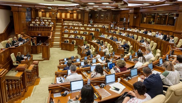 LIVE/ Deputații se întrunesc în ședință. Prevenirea fraudelor telefonice, protecția copiilor și Serviciul 112, pe agendă