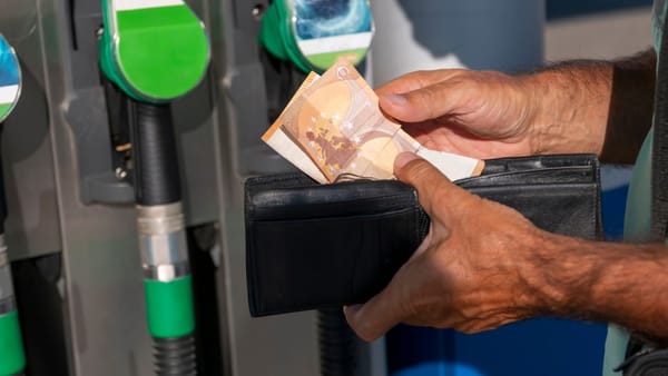 Weekend cu prețuri mai mari la pompă. Motorina se scumpește cu peste 50 de bani