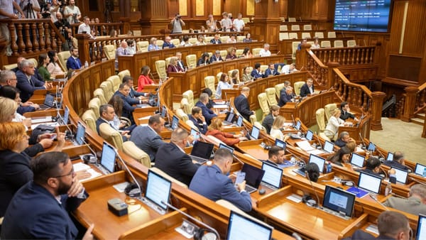 LIVE/ Deputații se reunesc în ședință. Finanțarea pentru modernizarea școlilor și sistemul eCall, pe ordinea de zi