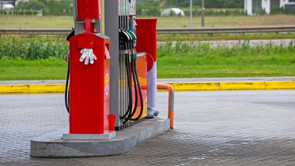 Scumpirile la pompă continuă. Mâine, motorina trece de 32 de lei litrul