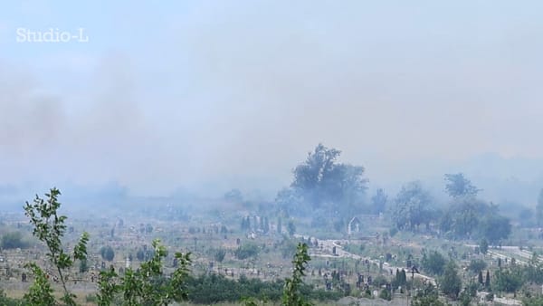 VIDEO/ Incendiu de vegetație lângă cimitirul central din Căușeni. Fumul s-a văzut de la kilometri distanță
