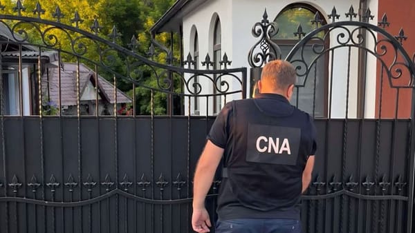 Un avocat a fost reținut de CNA și procurori într-un dosar de trafic de influență și escrocherie