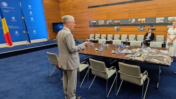 FOTO/ Fragmentele dronelor doborâte, puse în fața ambasadorului rus. România expulzează un diplomat al Moscovei