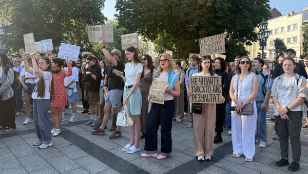 FOTO/VIDEO Proteste la Kiev și în alte orașe ale Ucrainei. Oamenii cer menținerea ministrului Apărării în funcție