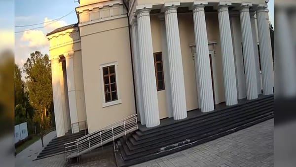 Minor de 15 ani, cercetat penal după ce ar fi furat un telefon mobil într-un parc din Chișinău