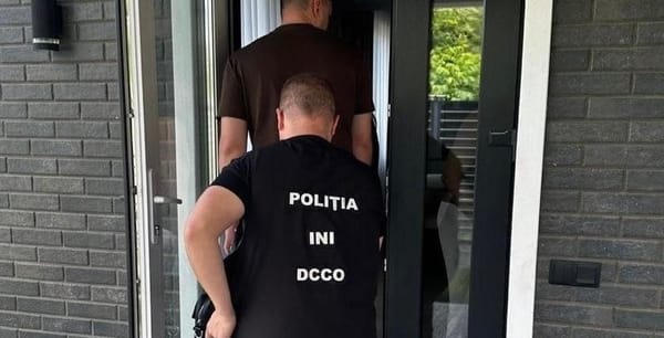 Se dădeau drept angajați ai băncilor și goleau conturile victimelor. Percheziții în dosarul unei grupări criminale