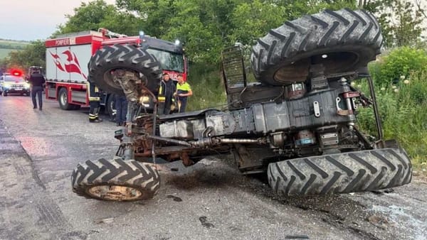 FOTO/ Accident grav în raionul Orhei: un pasager a murit, iar un șofer a fost descarcerat. S-a izbit de remorca unui tractor