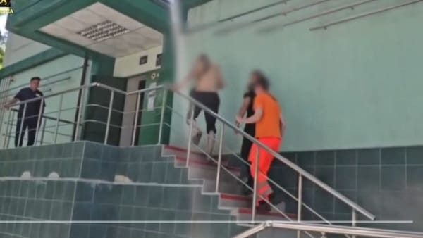 VIDEO/ Bărbat suspectat că aborda și urmărea minori - Poliția a intervenit