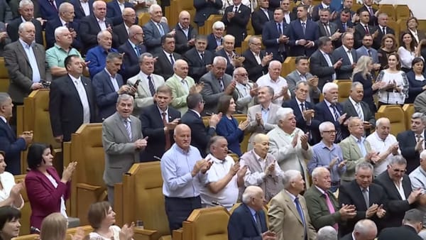 Oficialități și semnatari ai Declarației de Independență, reuniți în sala în care s-a scris istorie - LIVE
