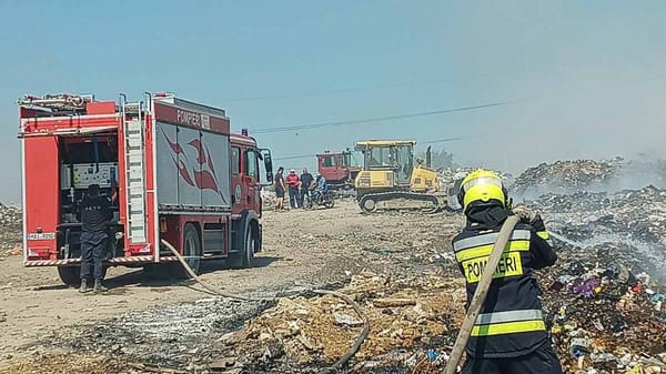 FOTO/ Peste 24 de ore de luptă cu focul la Orhei. Incendiul de la gunoiște se extinde și în profunzimea deșeurilor