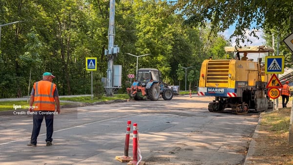 Ultimul strat de asfalt a fost așternut pe șoseaua Muncești. Ce lucrări mai urmează