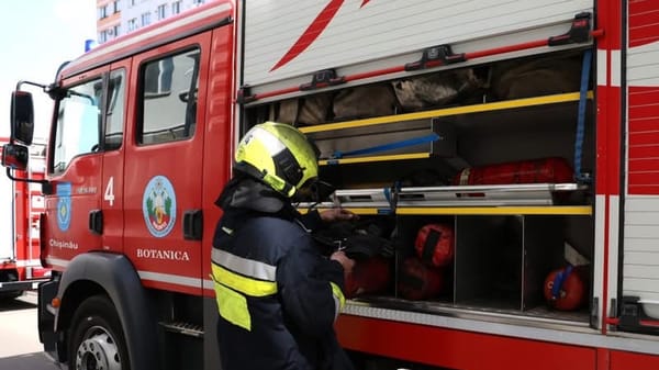Incendiu într-o clădire părăsită din Chișinău. Pompierii au intervenit pe strada Mesager