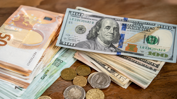 Leul pierde teren în fața euro și dolarului. Cursul valutar pentru 25 august