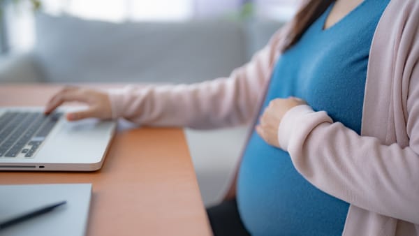 Votat în lectura a doua: Din 2027, freelancerii vor putea beneficia de indemnizație de maternitate și alte prestații sociale