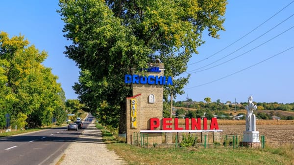 O minoră de 13 ani s-a izbit cu ATV-ul de gardul unui stadion din raionul Drochia. Fata, spitalizată în stare gravă