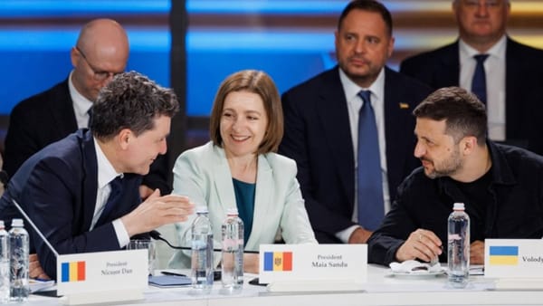 Maia Sandu, Volodimir Zelenski și Nicușor Dan, pe scena din PMAN de Ziua Independenței. Se vor adresa moldovenilor