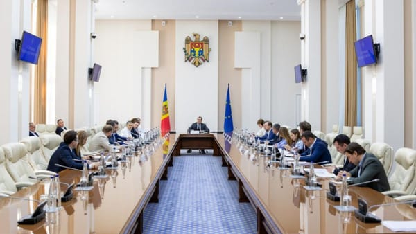Mai puțină lumină decorativă, fără havuzuri seara și consum redus în orele de vârf. Noile măsuri aprobate de autorități