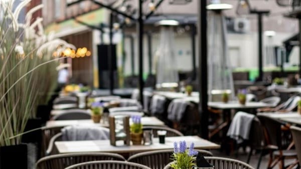 Guvernul va introduce TVA de 12% pentru HoReCa și unele produse alimentare. MĂR: „Prețurile vor crește inevitabil”
