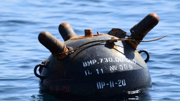 În pofida riscurilor, oamenii continuă să intre în Marea Neagră. La Koblevo, explozia unei mine a ucis un bărbat