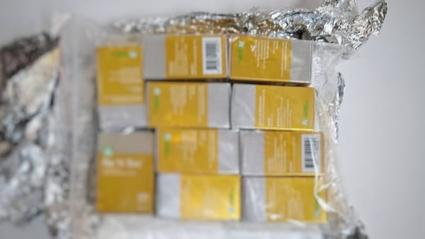 FOTO/ Un colet poștal trimis din Ucraina ascundea preparate injectabile pentru înfrumusețare. Oamenii legii le-au confiscat