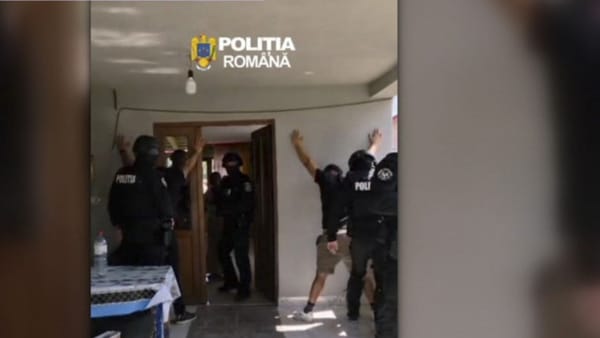 Șapte persoane, arestate după ce au atacat o ambulanță în România. Au crezut într-un zvon de pe TikTok