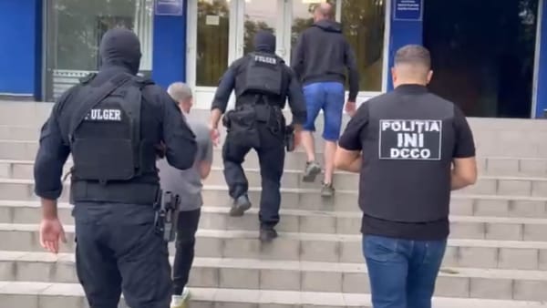 VIDEO/ Cum ar fi încercat doi bărbați să „legalizeze” bani proveniți din infracțiuni în UE prin bancomatele din R. Moldova