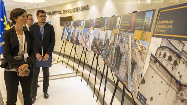 FOTO/ „Renașterea în glorie și putere”- expoziție despre patrimoniul ucrainean distrus de război, prezentată la Parlament