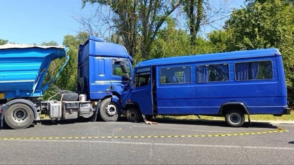 Un microbuz de pe ruta Ungheni-Taxobeni s-a ciocnit cu un autocamion. Cincisprezece pasageri, transportați la spital
