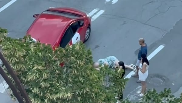 O femeie, tamponată de un taxi pe o trecere de pietoni din sectorul Buiucani al capitalei