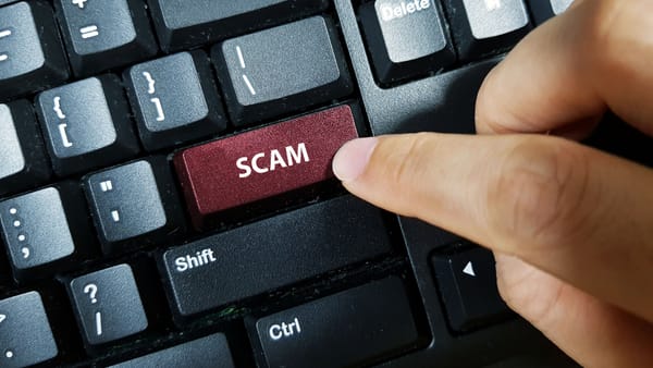Promisiuni de câștiguri rapide, pierderi de peste un milion de lei. Încă două persoane au căzut în plasa escrocilor