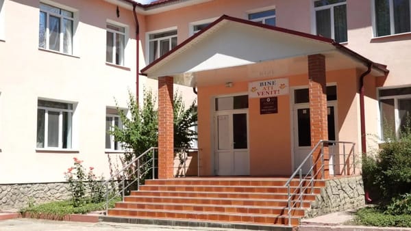 Reorganizarea școlilor: Profesorii relocați în alte unități administrativ-teritoriale vor putea primi până la 300.000 de lei