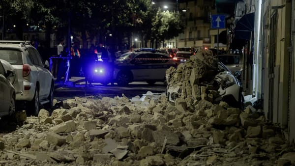 Cutremur de 4,7 grade în apropiere de Napoli, Italia. Cel puțin 21 de persoane au fost rănite