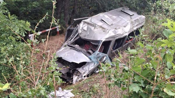 Accidentul de pe traseul R5 a luat viața unei pasagere din microbuzul de rută. Alte 15 persoane au fost rănite